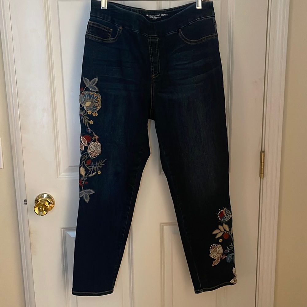 Chico’s Size 2 R Jeggings jeans embroidered